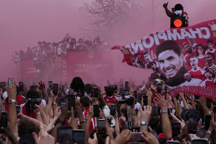 Sau hơn 6 năm dưới thời huấn luyện viên Mikel Arteta, thành tích của Arsenal vẫn có chiều hướng đi lên. Mùa này, ngoài chức vô địch Ngoại Hạng Anh, "Pháo thủ" còn vào chung kết Cúp Liên đoàn Anh và Champions League. Tổng cộng, đội bóng này thi đấu 63 trận (nhiều nhất trong tất cả các đội bóng thuộc 5 giải VĐQG hàng đầu châu Âu).