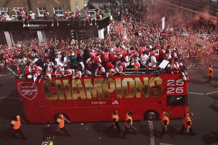 3 chiếc xe buýt 2 tầng chở các thành viên của Arsenal xuất phát từ sân vận động Emirates, đi qua các tuyến phố ở khu vực phía Bắc London. Cảnh sát địa phương cử 500 người tham gia bảo đảm an ninh cho sự kiện và cấm đường đến 20h (giờ địa phương).