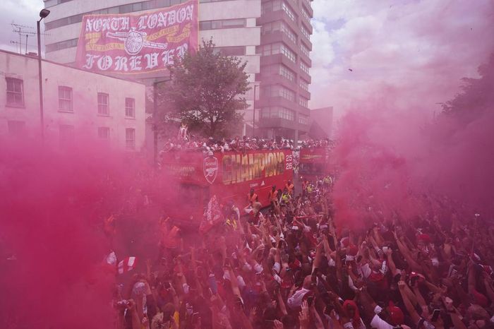 Sau lễ diễu hành, các cầu thủ Arsenal bắt đầu kỳ nghỉ. Dù vậy, có ít nhất 16 cầu thủ của đội bóng này tham dự World Cup 2026. Họ chỉ đươc về nhà hoặc đi nghỉ cùng gia đình trong ít ngày trước khi lên tập trung đội tuyển quốc gia. (Ảnh: AP)