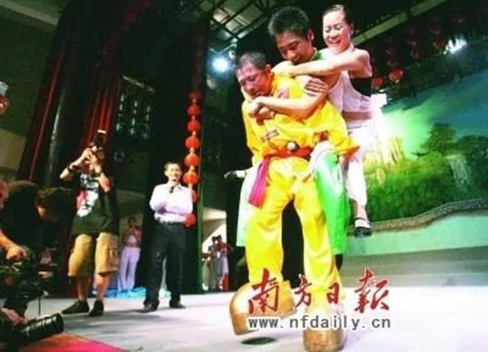 Ông Trương Chính Huy từng trình diễn tiết mục cõng 2 người và đi giày sắt