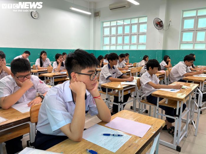 Sau khi kết thúc môn thi Ngữ văn, chiều nay thí sinh sẽ bước vào môn thi thứ 2 là môn Ngoại ngữ với thời gian làm bài 90 phút.