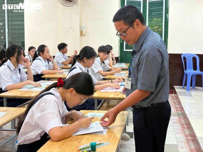 Trước giờ làm bài, thí sinh kiểm tra lại thông tin, số báo danh, các dụng cụ cần thiết được phép mang vào phòng thi.