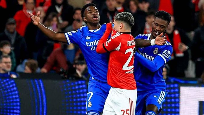 Cầu thủ che miệng trong tình huống đối đầu sẽ nhận thẻ đỏ. (Nguồn: ESPN)