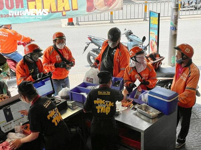 Đề xuất xe công nghệ hoạt động trong vùng phát thải thấp phải chuyển toàn bộ sang xe điện, xe năng lượng xanh từ 1/1/2028. (Ảnh: H. Linh)