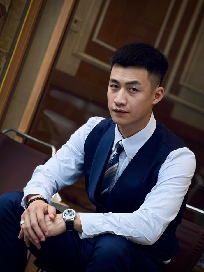 Lưu Duy Khánh là Thủ khoa đầu vào và đầu ra khóa 35 Khoa Diễn viên Kịch - Điện ảnh - Truyền hình của Đại học Sân khấu & Điện ảnh Hà Nội.