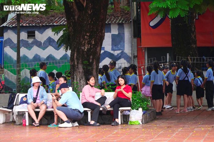 Không gian xanh rộng lớn giữa trung tâm TP.HCM trở thành điểm đến quen thuộc của nhiều người sau giờ làm việc.