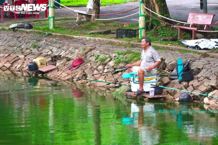 Bên hồ nước, nhiều người chọn ngồi câu cá để thư giãn. 
