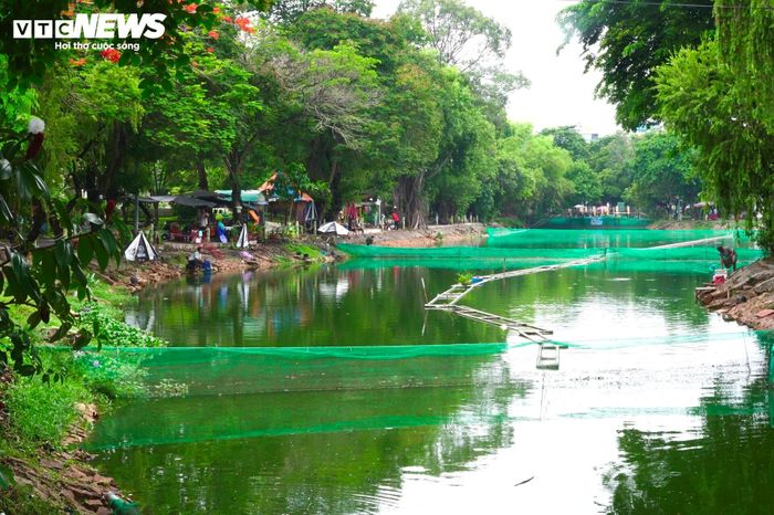 Hồ nước là một trong những điểm thu hút người dân tại Công viên Lê Thị Riêng. Mặt hồ rộng, nhiều cây xanh bao quanh tạo nên không gian thoáng đãng, trở thành nơi dạo bộ, ngắm cảnh và thư giãn người dân.