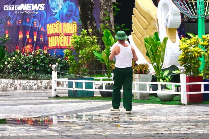 Ông Thảo, bảo vệ khu vui chơi Thỏ Trắng cho biết, hôm qua (31/5), đoàn của Bộ Tư lệnh TP.HCM đã đến công viên Lê Thị Riêng để khảo sát. Đoàn đi cùng một số người lớn tuổi, được cho là chứng kiến cảnh chôn cất trong bức ảnh năm 1968.