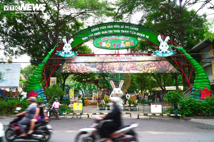 Nằm trong công viên Lê Thị Riêng là khu vui chơi Thỏ Trắng, điểm đến quen thuộc của nhiều gia đình TP.HCM suốt nhiều năm qua.