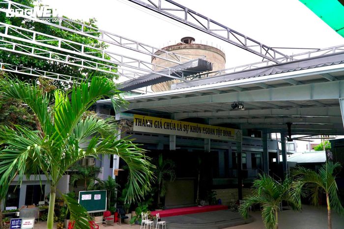Quan sát thực tế cho thấy hình dáng công trình này có nhiều nét tương đồng với tháp nước xuất hiện trong bức ảnh năm 1968. Từ phần bồn chứa hình tròn phía trên đến hệ khung đỡ phía dưới đều mang những đặc điểm giống nhau.