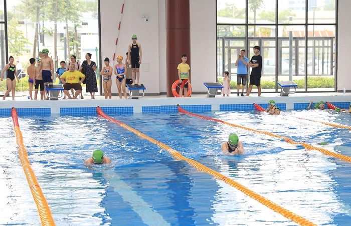Cung Thiếu nhi Hà Nội được đầu tư xây dựng bể bơi rộng, hiện đại, là địa điểm lý tưởng của thiếu nhi dịp hè. Ảnh: Đỗ Tâm.