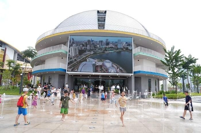 Khu vực nhạc nước tại Cung Thiếu nhi Hà Nội luôn thu hút đông đảo em nhỏ cùng gia đình. Ảnh: Đỗ Tâm.