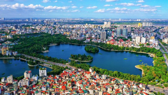 Hệ thống hồ Ba Mẫu, Bảy Mẫu tại khu vực công viên Thống Nhất được cải tạo sạch, đẹp góp phần trở thành những “lá phổi xanh”, không gian công cộng thân thiện. Ảnh: Nhật Nam