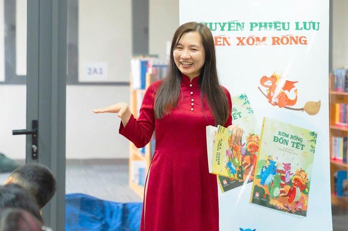 Tiến sĩ Diêu Lan Phương trong một buổi chia sẻ về đọc sách với thiếu nhi.