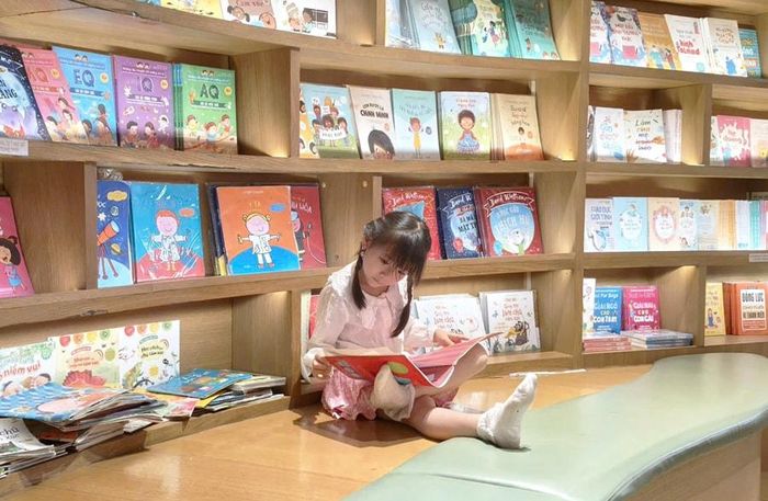 Sách không chỉ cung cấp kiến thức mà luôn là người bạn thân thiết của trẻ. Ảnh: Vũ Minh