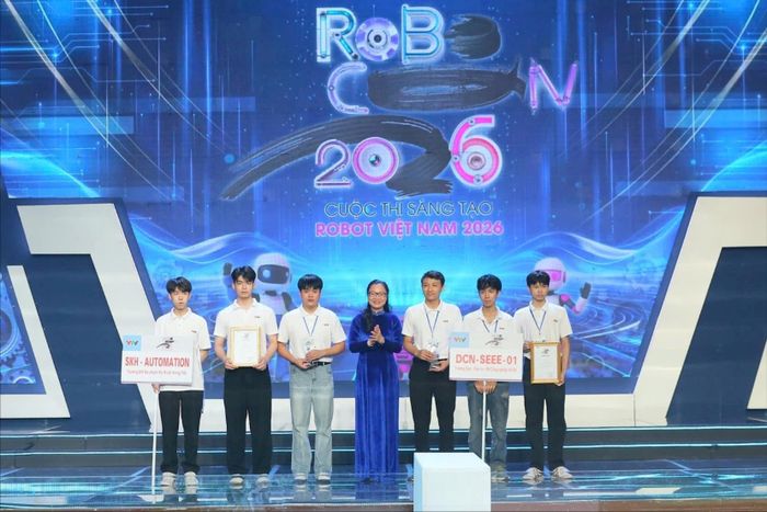 Trao thưởng cho 2 đội đoạt giải Ba. Ảnh: VTV