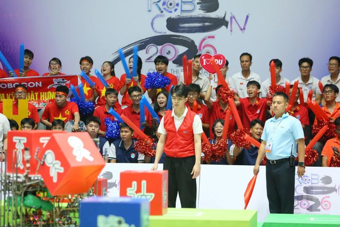 Các đội thi đấu trong sự cổ vũ của khán giả. Ảnh: VTV
