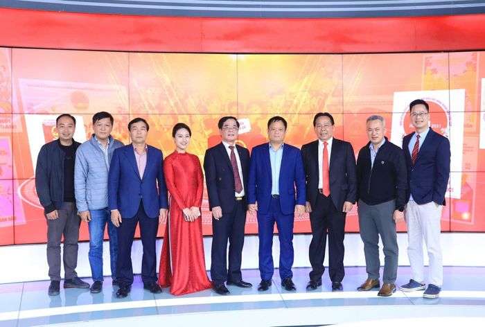 Giám đốc Cơ quan Báo và Phát thanh, Truyền hình Hà Nội Vũ Minh Tuấn, ekip thực hiện chương trình “Thời sự đặc biệt” chụp ảnh lưu niệm cùng các vị khách mời trong một chương trình. Ảnh: PV
