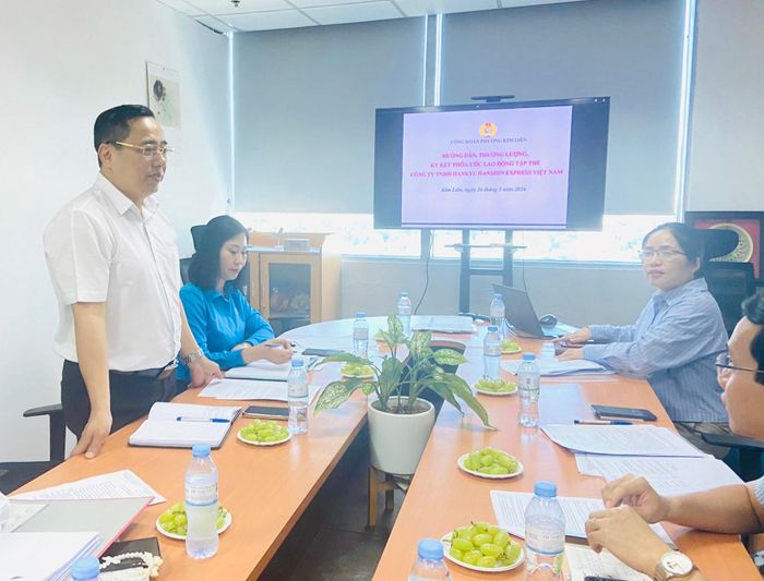 Chủ tịch Công đoàn phường Kim Liên Nguyễn Văn Quang phát biểu tại buổi ký kết của Công ty TNHH Hankyu Hanshin Express Việt Nam. Ảnh: Công đoàn phường Kim Liên