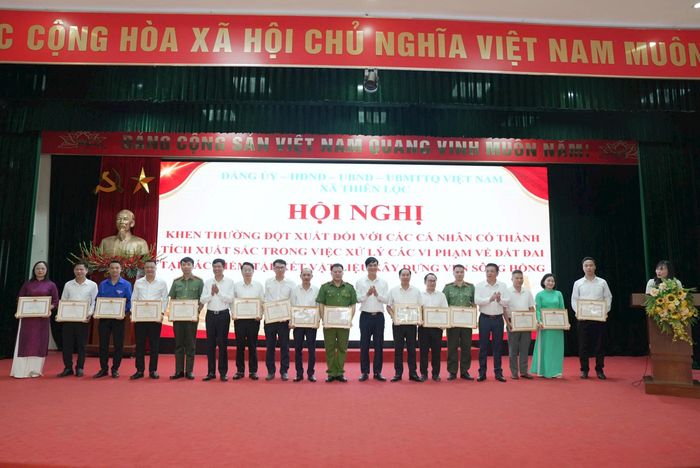 Các đồng chí lãnh đạo xã Thiên Lộc trao khen thưởng cho các cá nhân. Ảnh: Nam Lộc