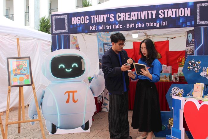 Thầy giáo Nguyễn Đình Vinh, Trường THCS Ngọc Thụy (bên trái) là người xây dựng sáng kiến “Kho tài liệu tuyên truyền trực tuyến các hoạt động Đội” tại trường. Ảnh: Vi Giáng