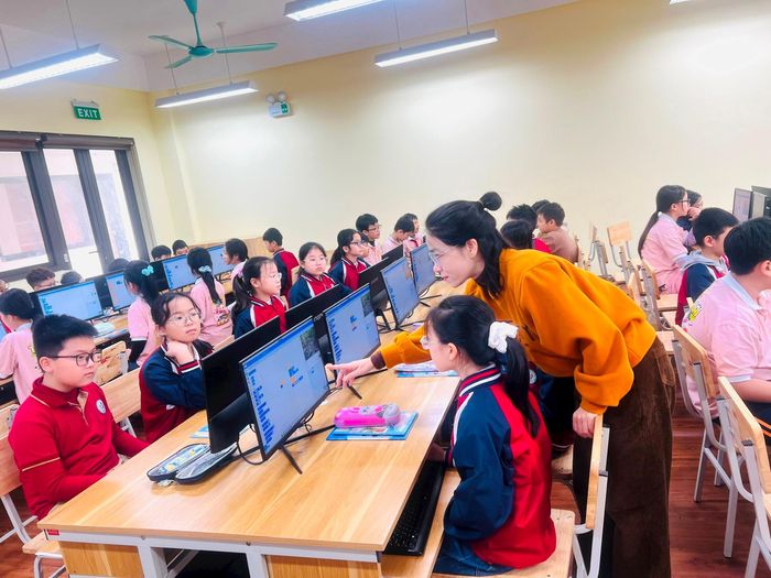 Cô giáo Nguyễn Thị Hồng Bốn đang hướng dẫn học sinh trong tiết tin học. Ảnh: Hồng Giang