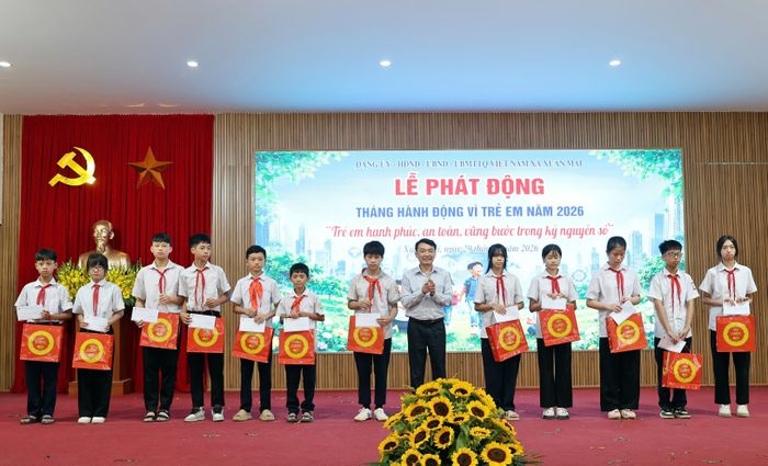 Lãnh đạo xã Xuân Mai trao quà cho trẻ em có hoàn cảnh khó khăn tại Lễ phát động Tháng hành động vì trẻ em năm 2026. Ảnh: PV