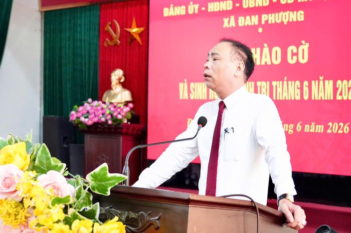 Bí thư Đảng ủy, Chủ tịch HĐND xã Đan Phượng Nguyễn Gia Hiển phát biểu tại buổi lễ. Ảnh: Ngân Nguyễn