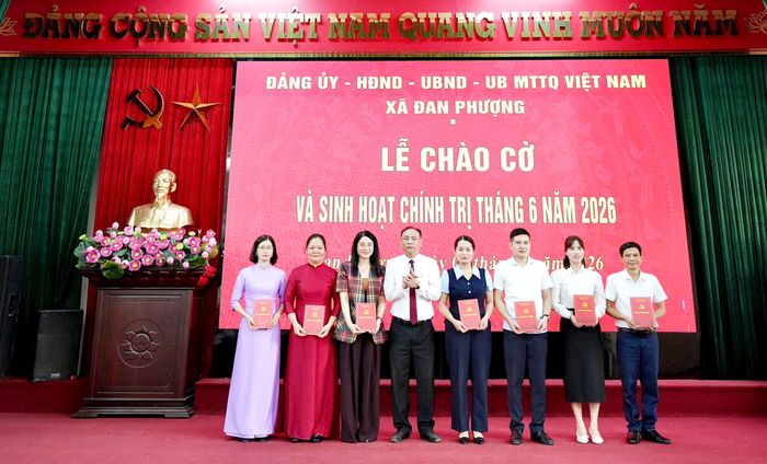 Lãnh đạo xã Đan Phượng trao khen thưởng cho các cá nhân có thành tích xuất sắc. Ảnh: Ngân Nguyễn