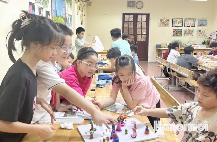 Các em học sinh trường Tiểu học Trần Phú, Hà Đông thích thú tham gia câu lạc bộ sở thích. Ảnh: Ngọc Minh