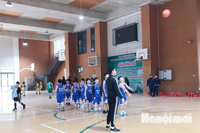Giờ học bóng rổ của học sinh trường Tiểu học Trần Phú, Hà Đông. Ảnh: Ngọc Minh