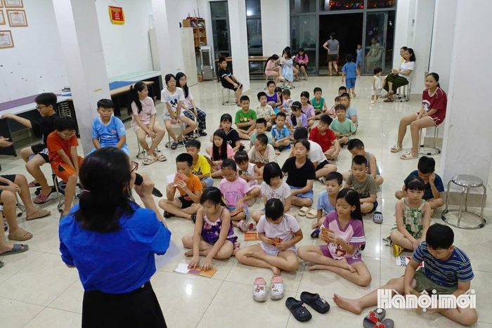 Các bạn nhỏ sinh hoạt hè ở Tổ dân phố 25, phường Kiến Hưng. Ảnh: Ngọc Minh