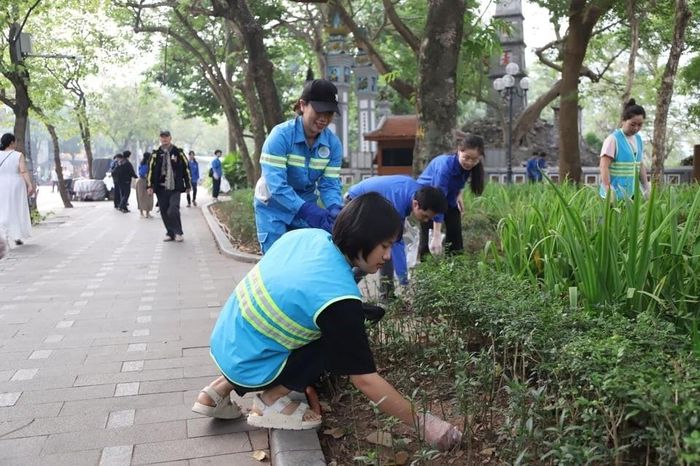 Các hội, đoàn thể trên địa bàn thành phố Hà Nội tích cực tham gia dọn vệ sinh môi trường. Ảnh minh họa