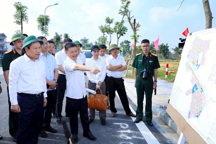 Chủ tịch UBND TP Hà Nội Vũ Đại Thắng nghe báo cáo về tình hình triển khai Dự án đầu tư Khu đô thị đa mục tiêu tại xã Thư Lâm, Đông Anh. Ảnh: Viết Thành.