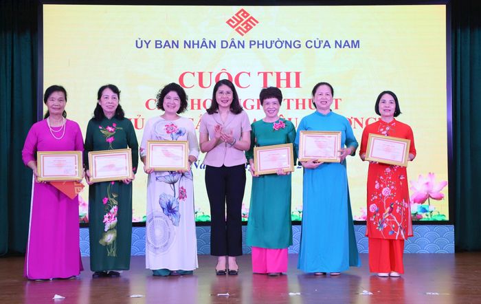 Phó Bí thư Thường trực Đảng ủy phường Cửa Nam Phạm Thị Thu Thủy trao giải cuộc thi cắm hoa nghệ thuật “Sắc hoa yêu thương”. Ảnh: PV