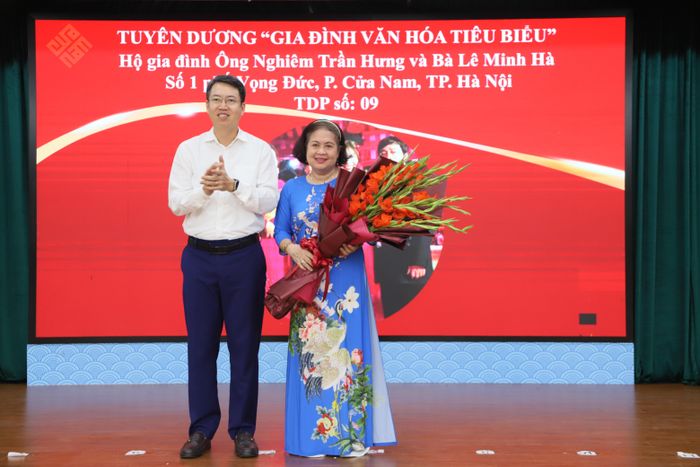 Bí thư Đảng ủy, Chủ tịch HĐND phường Cửa Nam Nguyễn Hoàng Trường chúc mừng gia đình được lựa chọn và đề xuất tặng Bằng khen của Chủ tịch UBND thành phố Hà Nội. Ảnh: PV