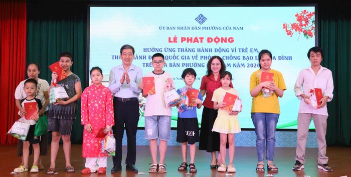 Chủ tịch UBND phường Cửa Nam Nguyễn Quốc Hoàn và Phó Chủ tịch UBND phường Cửa Nam Trịnh Ngọc Trâm trao quà cho trẻ em có hoàn cảnh đặc biệt của các tổ dân phố. Ảnh: PV