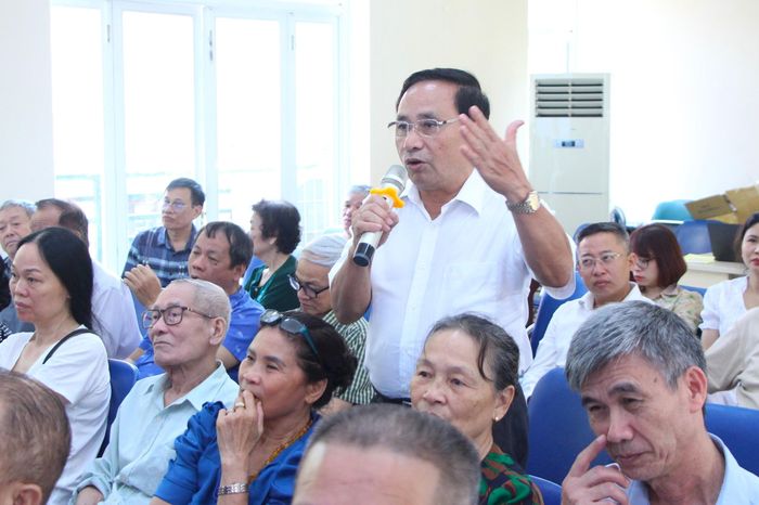 Đại biểu đóng góp ý kiến về phương án sắp xếp tổ dân phố trên địa bàn phường Giảng Võ. Ảnh: TT
