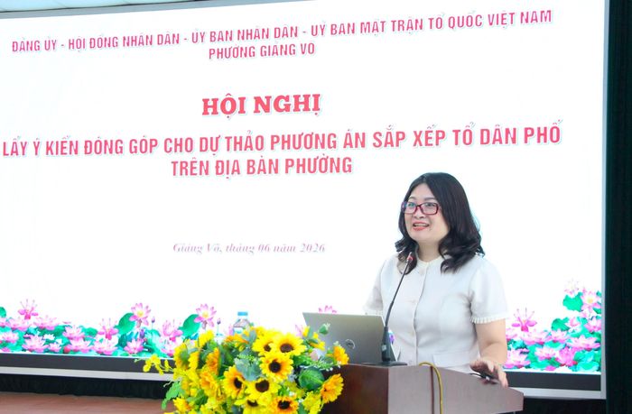Trưởng ban Xây dựng Đảng phường Giảng Võ Vũ Thị Thêu thông tin việc sắp xếp các Chi bộ sau khi thực hiện sắp xếp tổ dân phố. Ảnh: TT