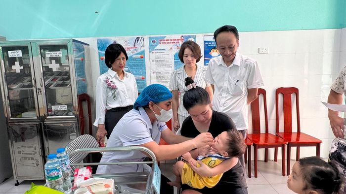 Lãnh đạo phường Cầu Giấy kiểm tra công tác tổ chức tại điểm y tế Cầu Giấy 2, số 445 Nguyễn Khang. Ảnh: Vân Nhi