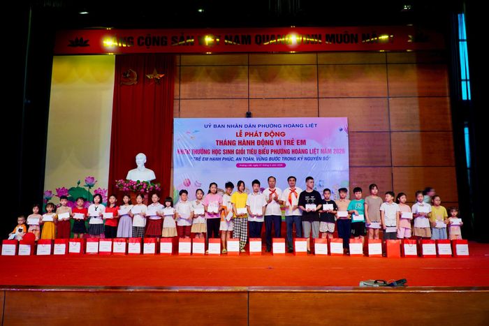 Lãnh đạo phường Hoàng Liệt trao tặng 39 suất quà cho trẻ em có hoàn cảnh đặc biệt khó khăn trên địa bàn. Ảnh: Tiến Đạt.