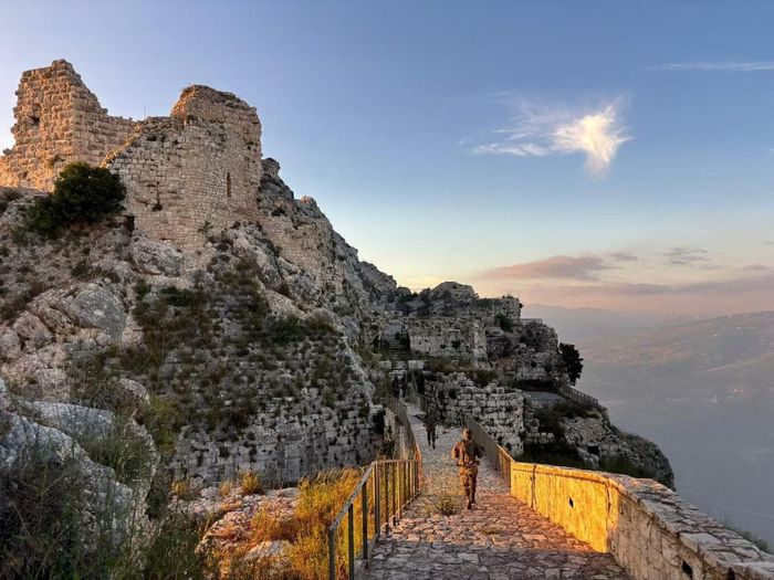 Binh sĩ Israel xuất hiện tại lâu đài Beaufort Ridge ở miền Nam Lebanon ngày 31-5. Ảnh: Reuters