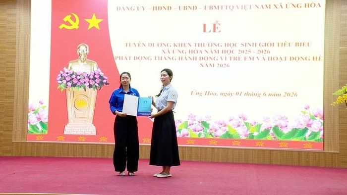 Đoàn thanh niên xã tiếp nhận học sinh về sinh hoạt hè tại địa phương. Ảnh: Lê Quí