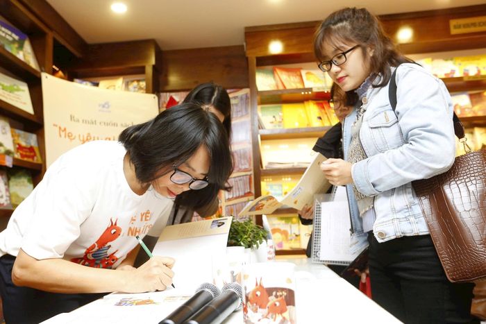 Nhà thơ Huỳnh Mai Liên kí tặng sách độc giả. Ảnh: NVCC