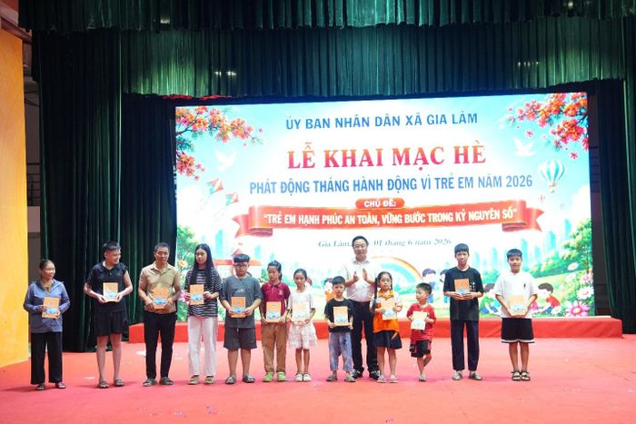 Trao tặng quà cho trẻ em có hoàn cảnh khó khăn trên địa bàn xã. Ảnh: Hoàng Anh