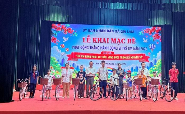 Trao tặng xe đạp cho trẻ em có hoàn cảnh khó khăn trên địa bàn xã. Ảnh: Hoàng Anh