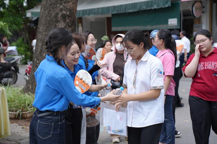 Theo quy định, các sĩ tử chỉ được mang chai nước trong suốt, không dán nhãn vào phòng thi. Ảnh: Phạm Mạnh