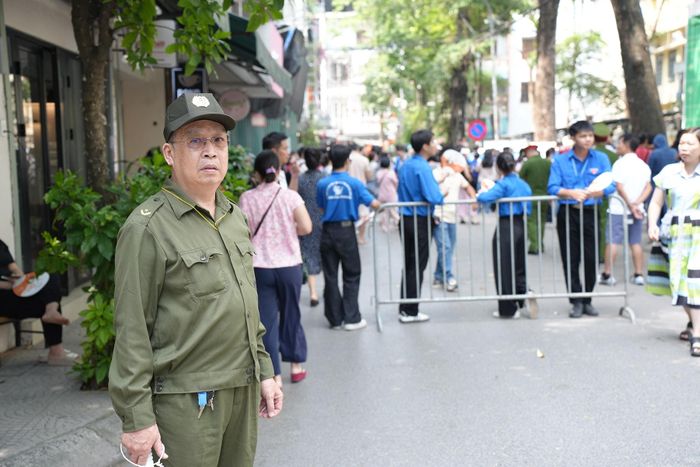 Dù là buổi thi cuối cùng tại điểm thi này nhưng các lực lượng vẫn được huy động đầy đủ, đảm bảo an toàn, nghiêm túc. Ảnh: Phạm Mạnh