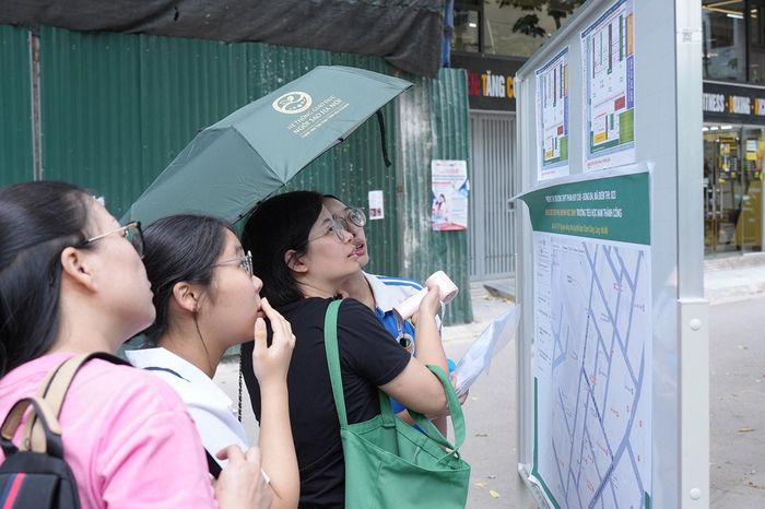 Phía ngoài điểm thi, các thí sinh có thể tra cứu sơ đồ phòng thi. Ảnh: Phạm Mạnh